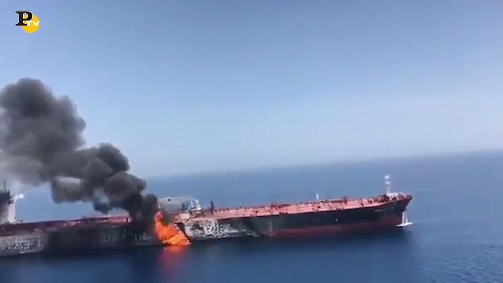 Petroliere in fiamme nel Golfo dell'Oman, colpite da siluri