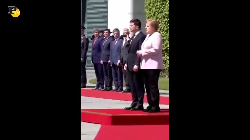 Merkel, malore durante la cerimonia col presidente ucraino