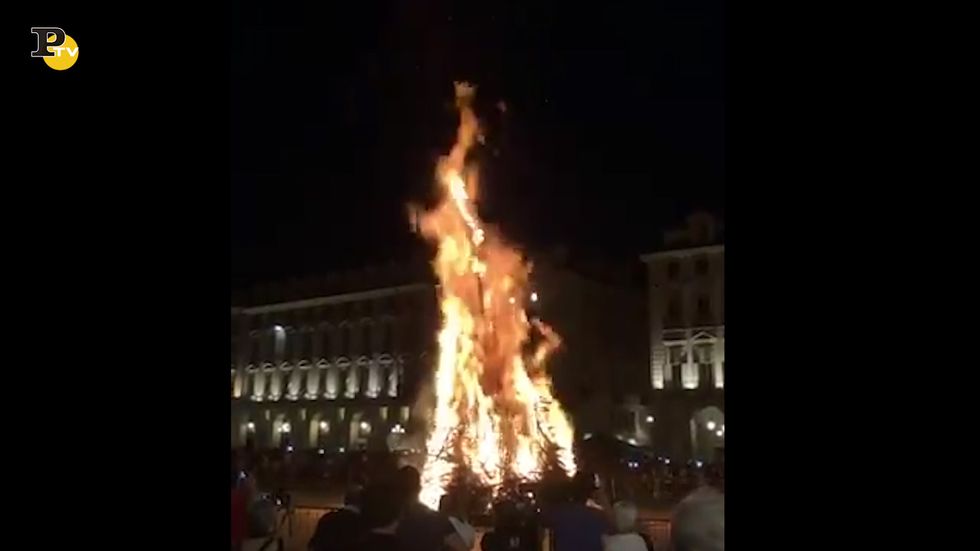 Torino, festa di San Giovanni: il farò cade dalla parte "giusta"