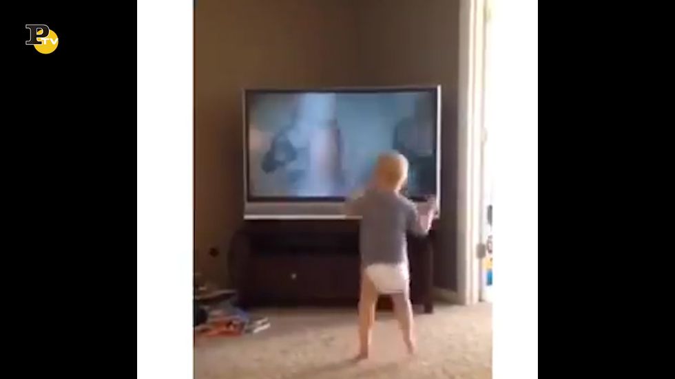 Bambino imita tutto quello che vede alla televisione
