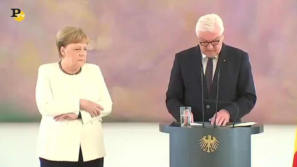 Angela Merkel colta da un tremore per la seconda volta
