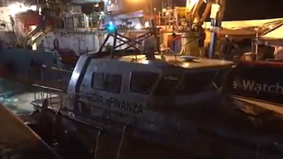 La Sea Watch sperona motovedetta della Gdf a Lampedusa