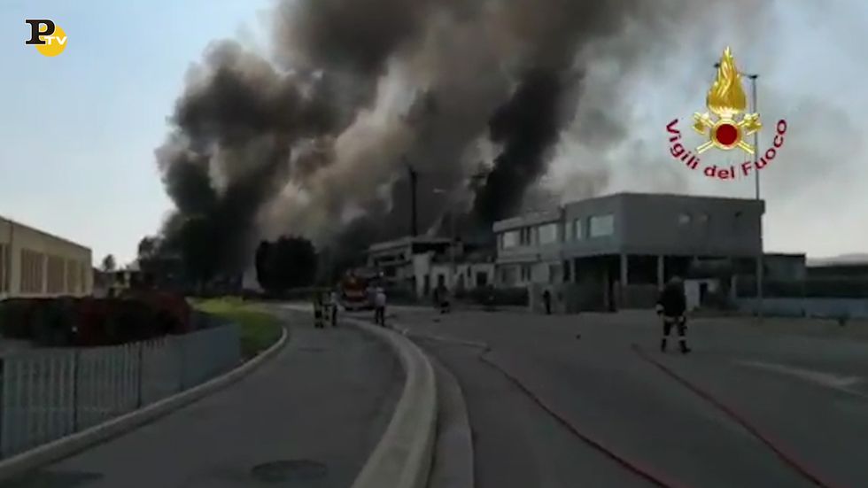 Incendio a Brentola, Vicenza: vigili del fuoco ancora in azione
