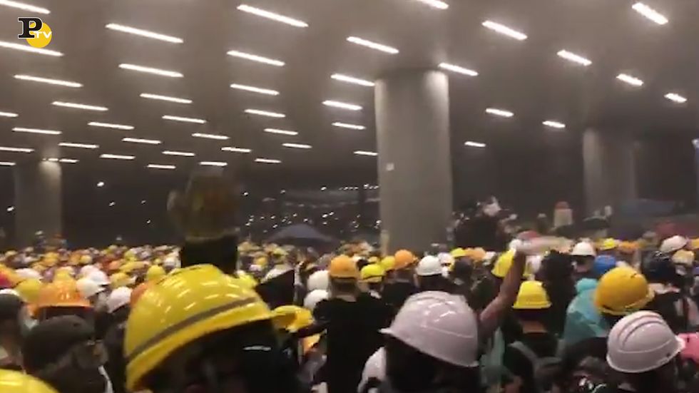 Hong Kong, Cina: i manifestanti occupano il Parlamento