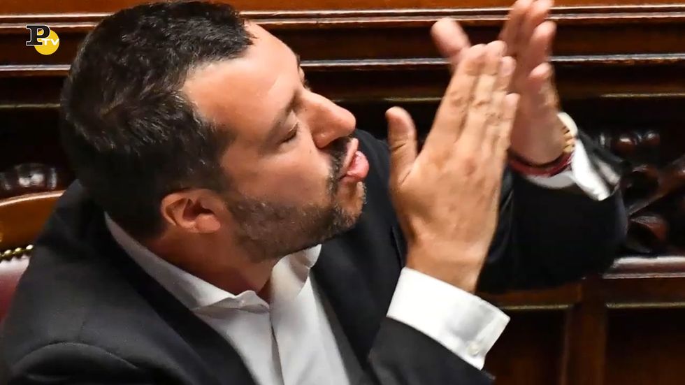 Fratoianni attacca Salvini e lui gli manda i baci