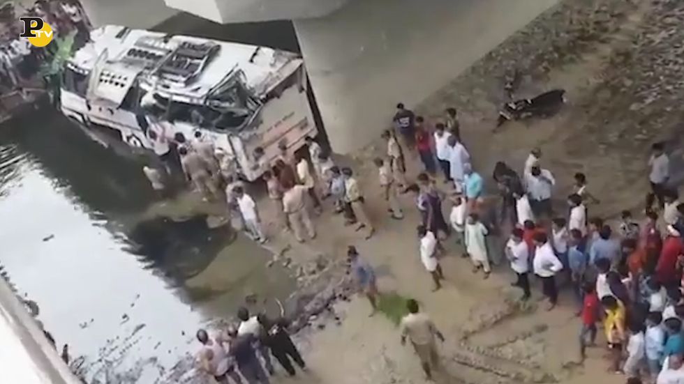 Incidente in India, autobus finisce in un fossato: almeno 29 morti