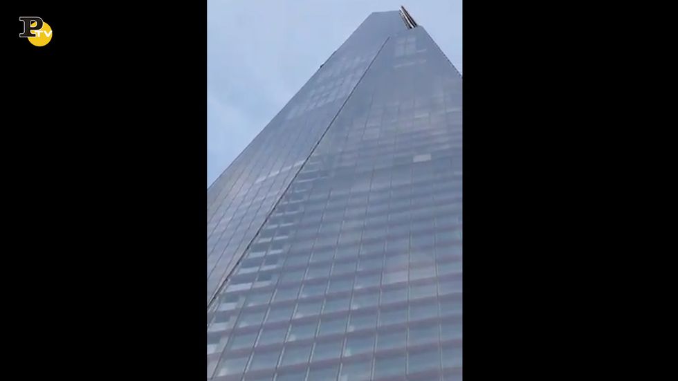 Londra, scala il grattacielo Shard senza corda e imbracatura