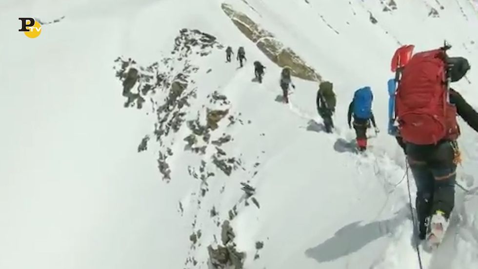 Himalaya, le ultime immagini degli alpinisti travolti dalla valanga