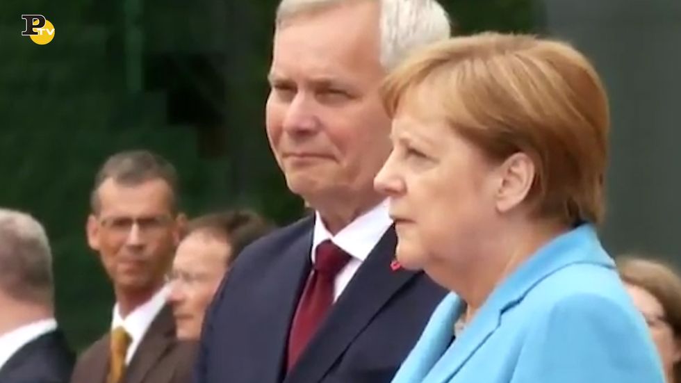 Germania, Merkel colta da un nuovo tremore
