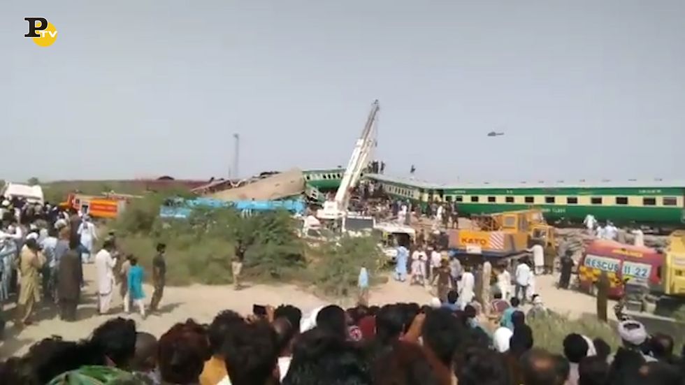 Pakistan, scontro tra treni: 10 morti e 64 feriti