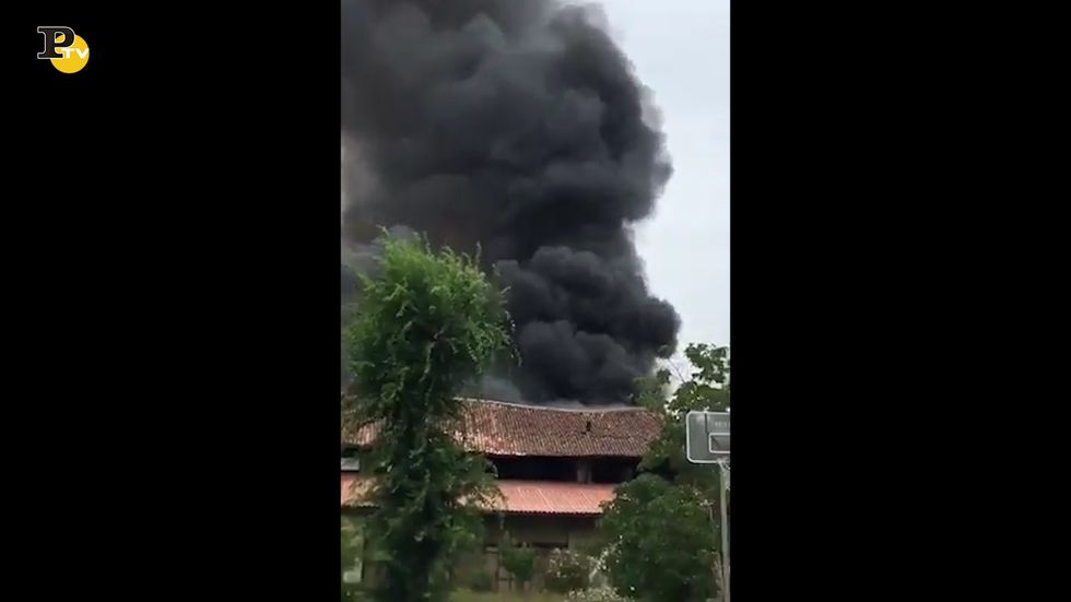 Milano, incendio in un deposito a Segrate
