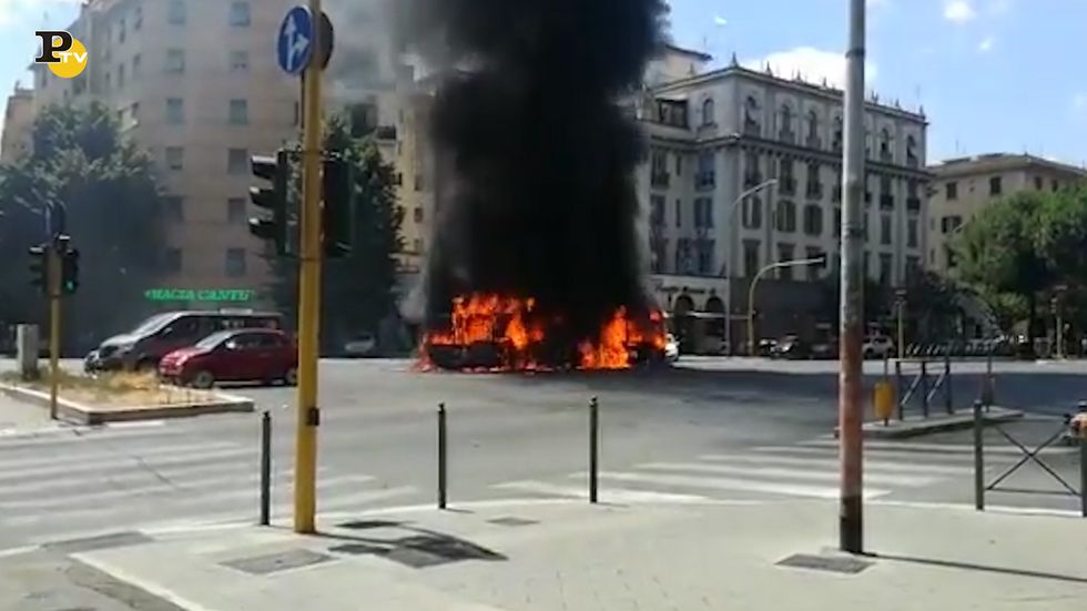 Incendio a Roma, ancora un autobus in fiamme
