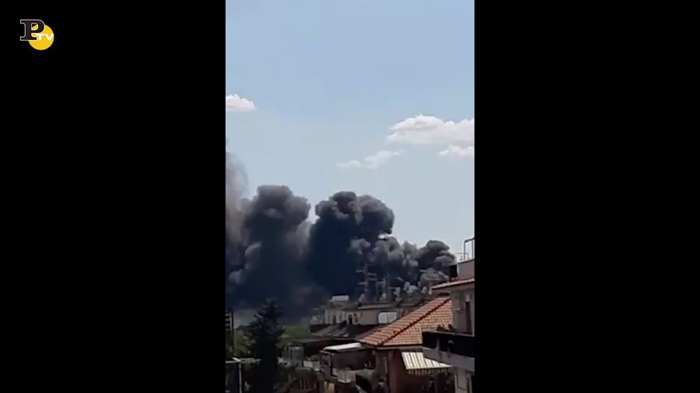 Roma, incendio in Via Appia Nuova: in fiamme un deposito
