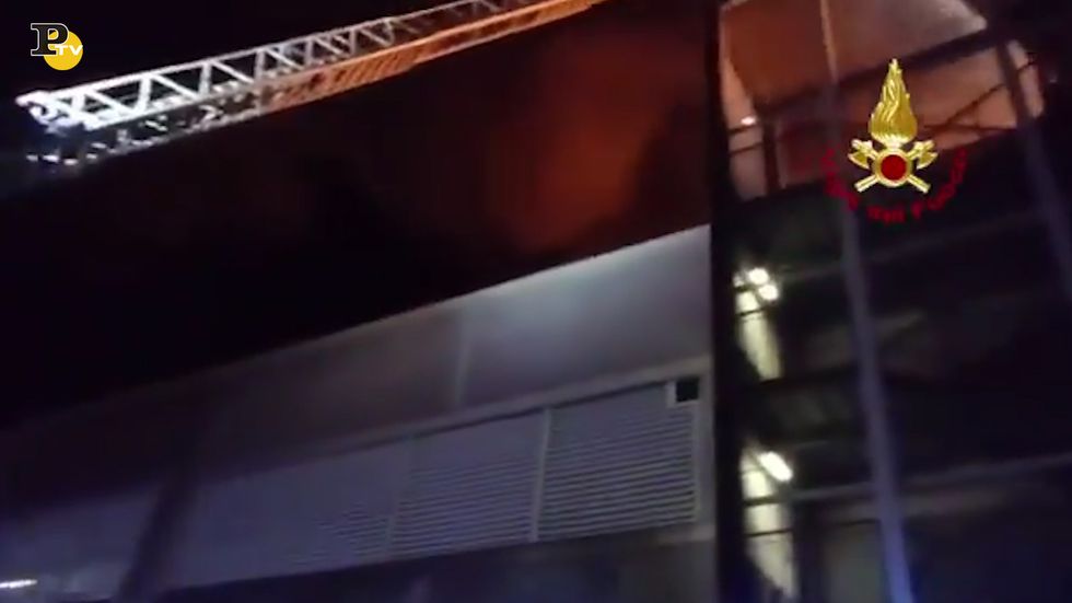 Milano, incendio devasta centro commerciale nella notte