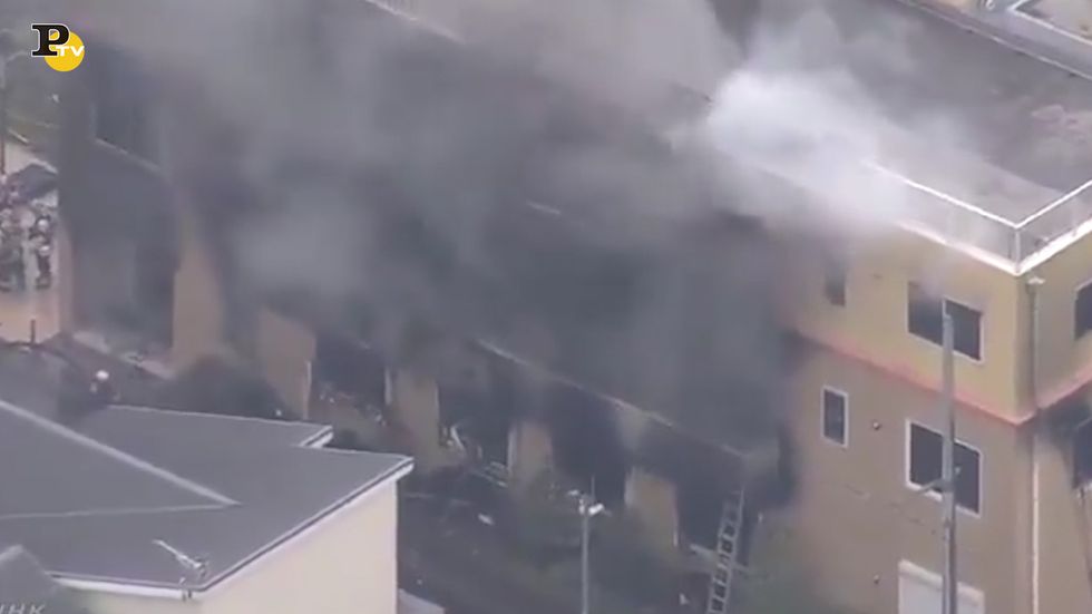 Uomo dà fuoco agli studios Kyoto Animation: almeno 33 morti