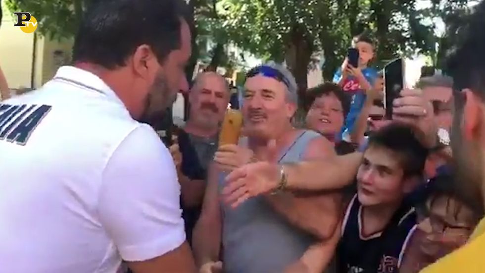 Matteo Salvini arriva a Bibbiano accolto dalla folla