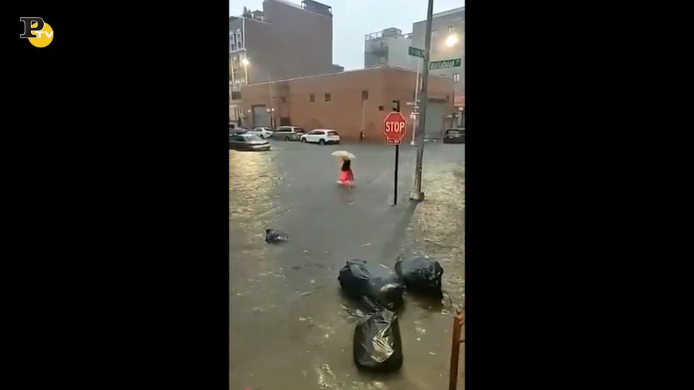New York, piogge torrenziali e strade allagate a Brooklyn