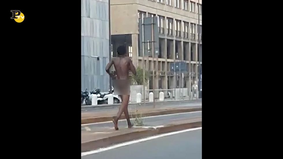 Milano, fa jogging nudo tra le macchine in via Vittor Pisani