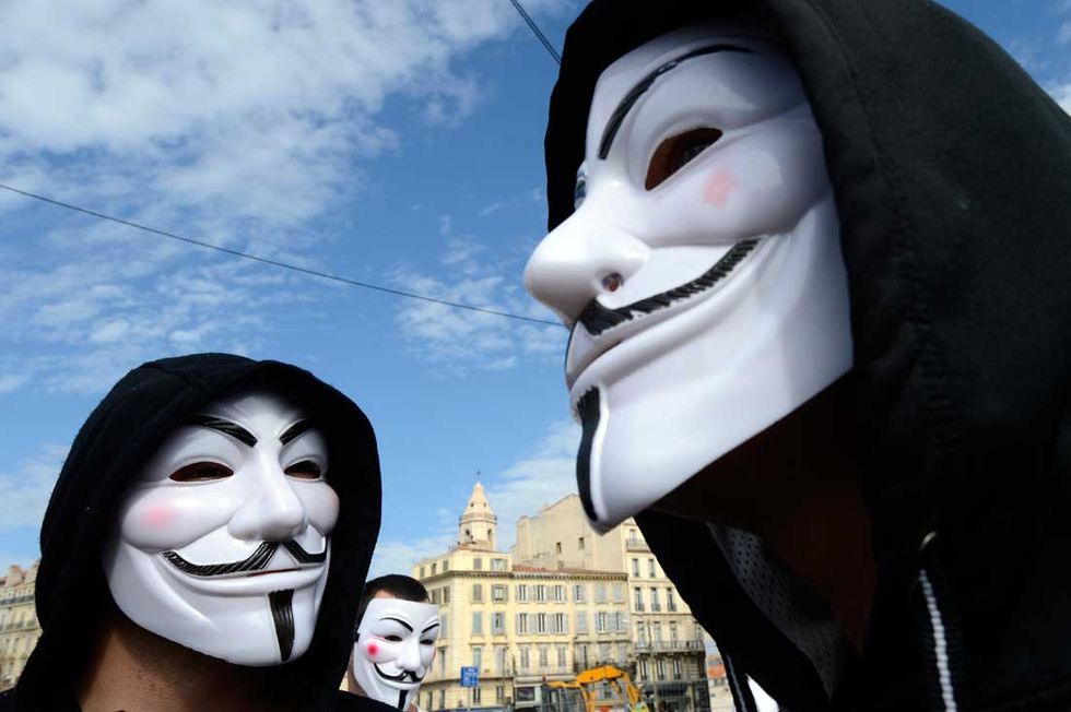 Anonymous: la cyberwar continua. 1100 e-mail date in pasto al web