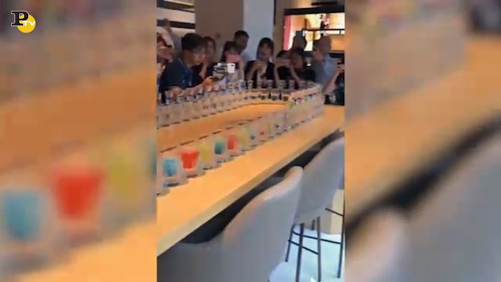 Cina, il domino dei bicchieri in un ristorante