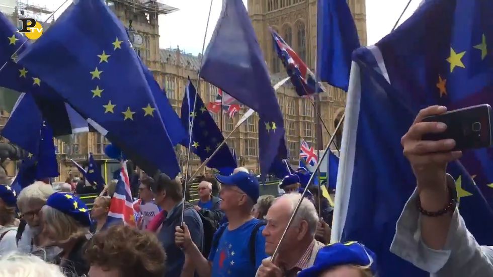 Londra, i manifestanti protestano contro la Brexit