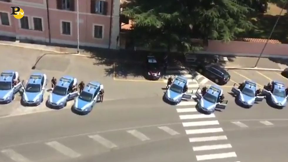 Carabiniere ucciso, volanti polizia a sirene spiegate per solidarietà