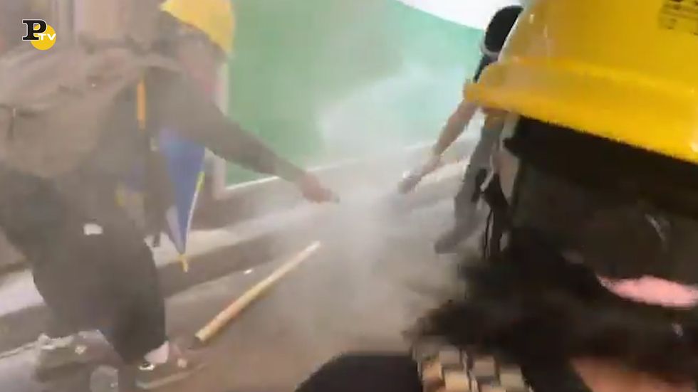 Hong Kong, nuovi scontri tra manifestanti e polizia