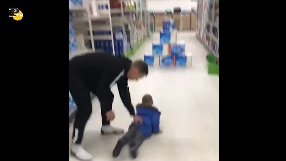 Papà usa il figlio come birillo a supermercato