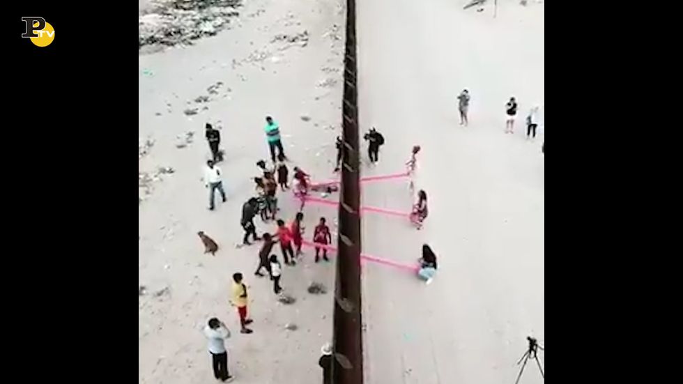Muro Usa-Messico, un'altalena viene installata al confine