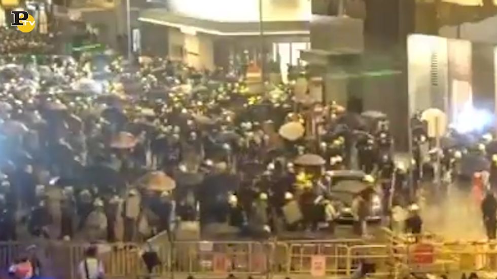 Hong Kong, continuano le proteste antigovernative