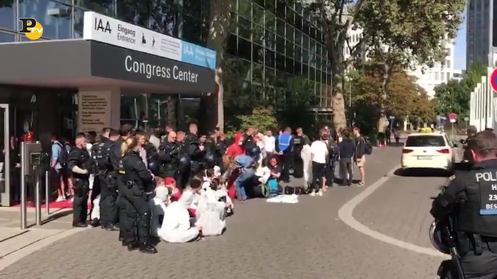 Francoforte, attivisti bloccano il Salone dell'auto