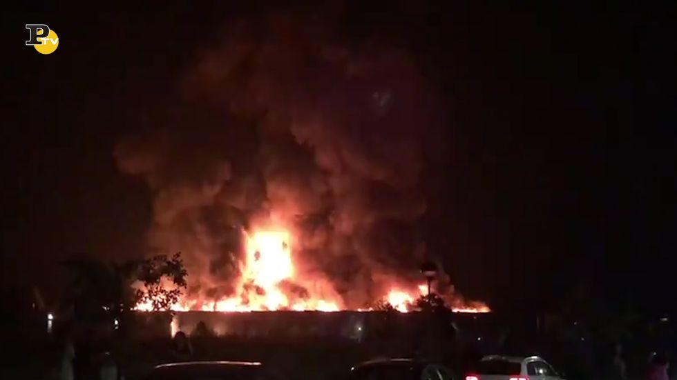 Faenza, vasto incendio in un magazzino di logistica