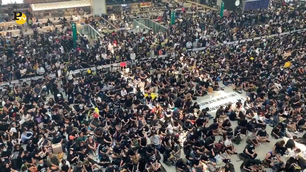 Hong Kong, migliaia di manifestanti occupano l'aeroporto