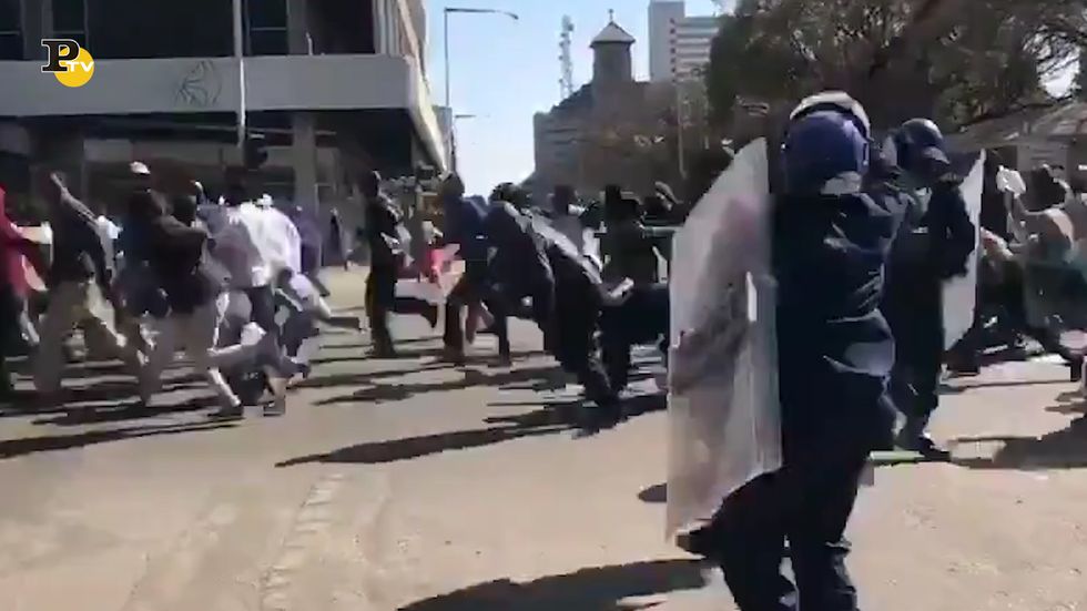 Zimbabwe, scontro in piazza tra polizia e manifestanti