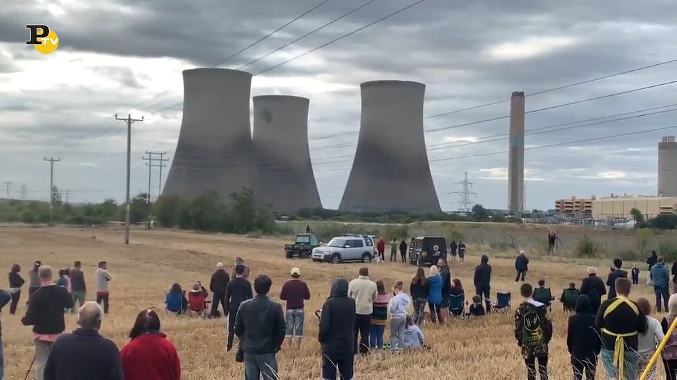Inghilterra, demolite le ultime torri della centrale elettrica Didcot