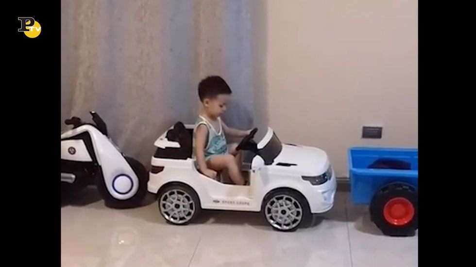 Un bambino più bravo a guidare di un adulto