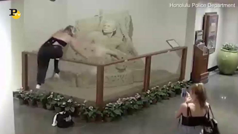 Hawaii, due turiste distruggono una scultura e poi fuggono