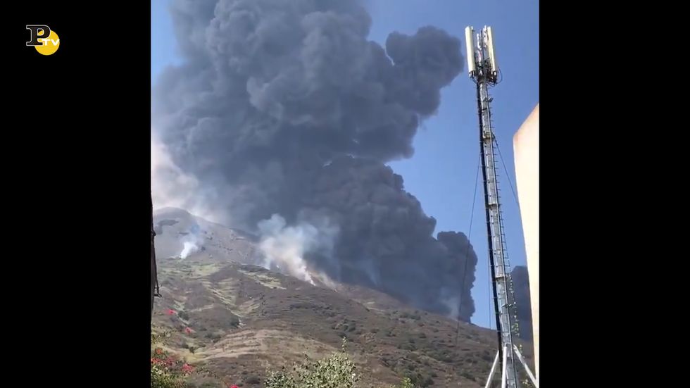 Sicilia, violenta esplosione dello Stromboli in eruzione