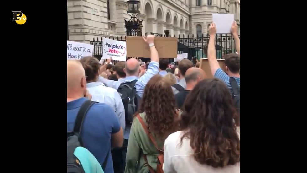 Regno Unito, proteste dopo la sospensione del Parlamento