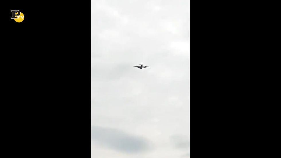 Torino, aereo da caccia sopra la Mole Antonelliana