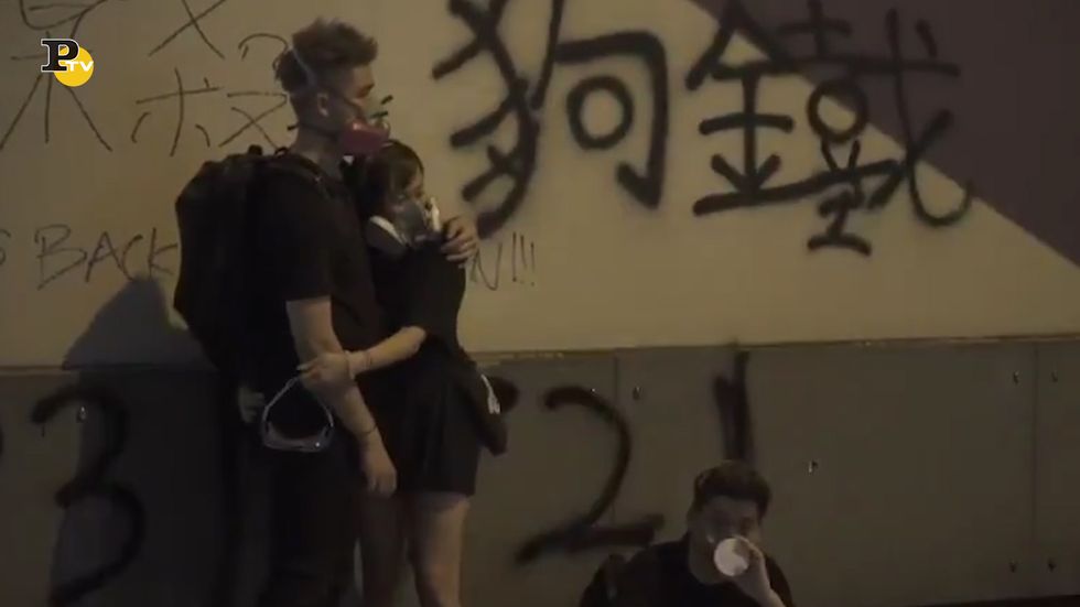 Hong Kong, il bacio con la maschera antigas di due ragazzi