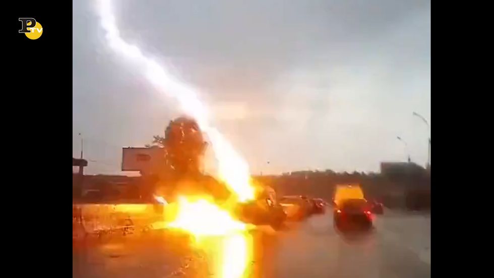 Russia, un fulmine colpisce un'auto con una scarica impressionante