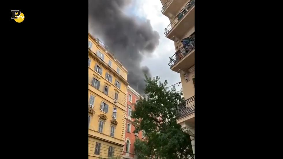 Roma, incendio a Prati con fiamme su motorini e auto