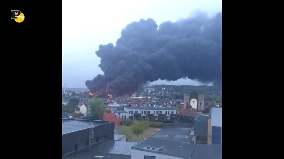 Francia, enorme incendio a Rouen in un impianto chimico