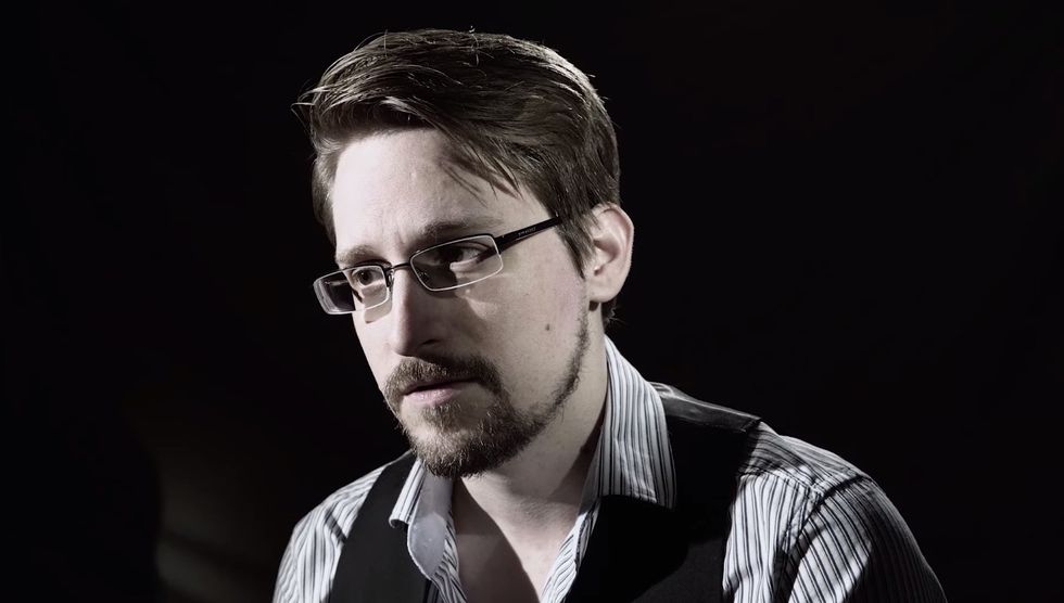 Facebook ci spia, la novità di Edward Snowden