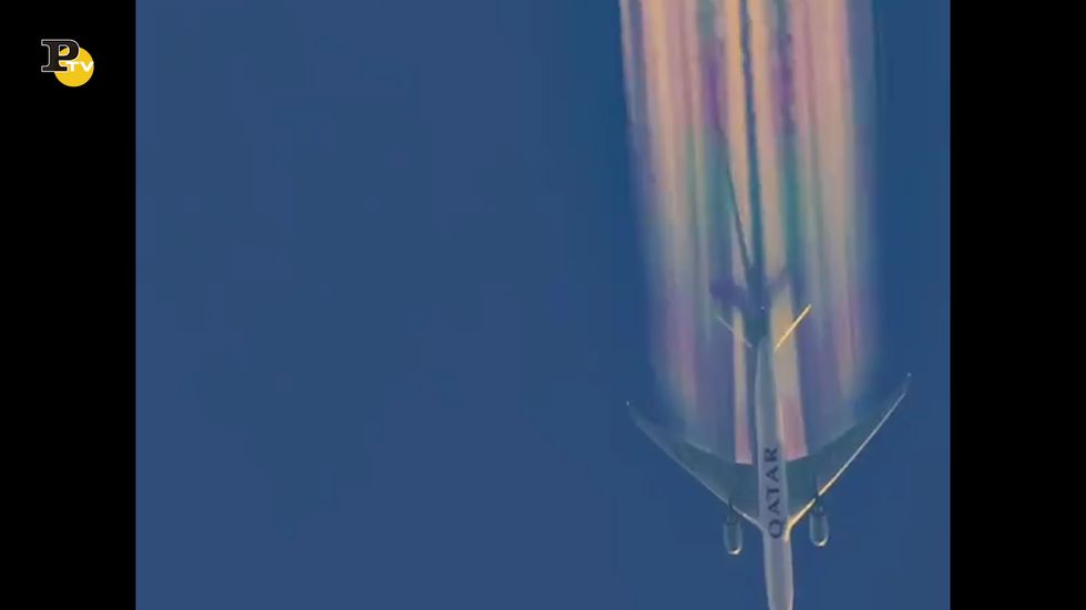 Australia, la scia dell'aereo diventa un arcobaleno