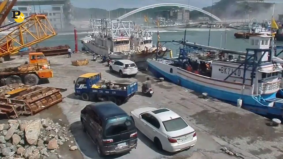 Taiwan, ponte crolla sui pescherecci a causa di un'autocisterna