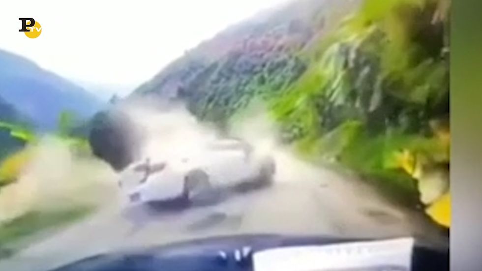 Cina, auto travolta da masso che si stacca dalla montagna