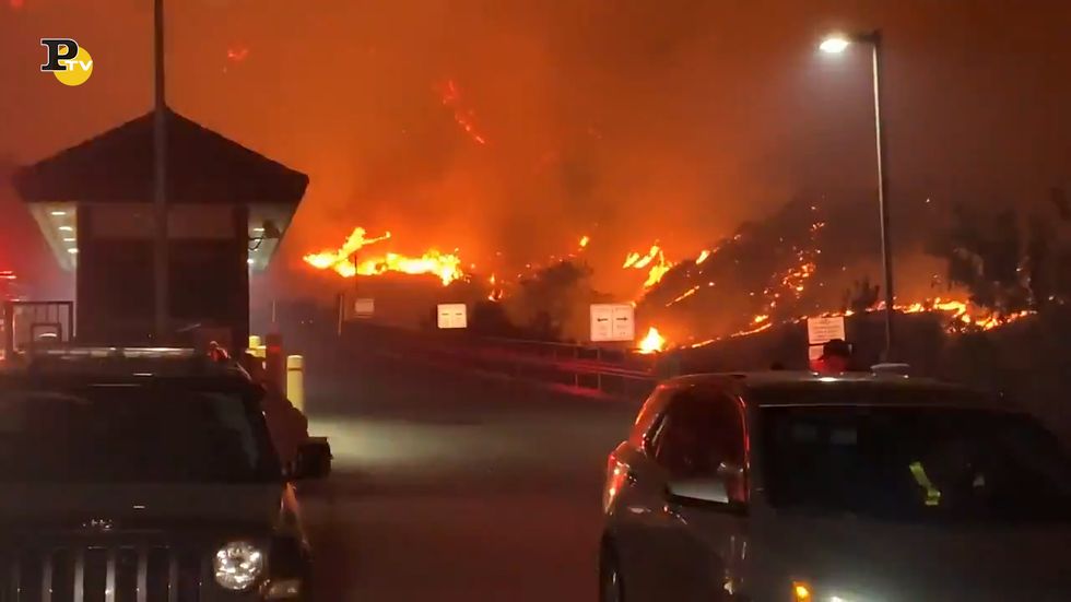 Usa, maxi incendio a nord di Los Angeles con 12mila case evacuate