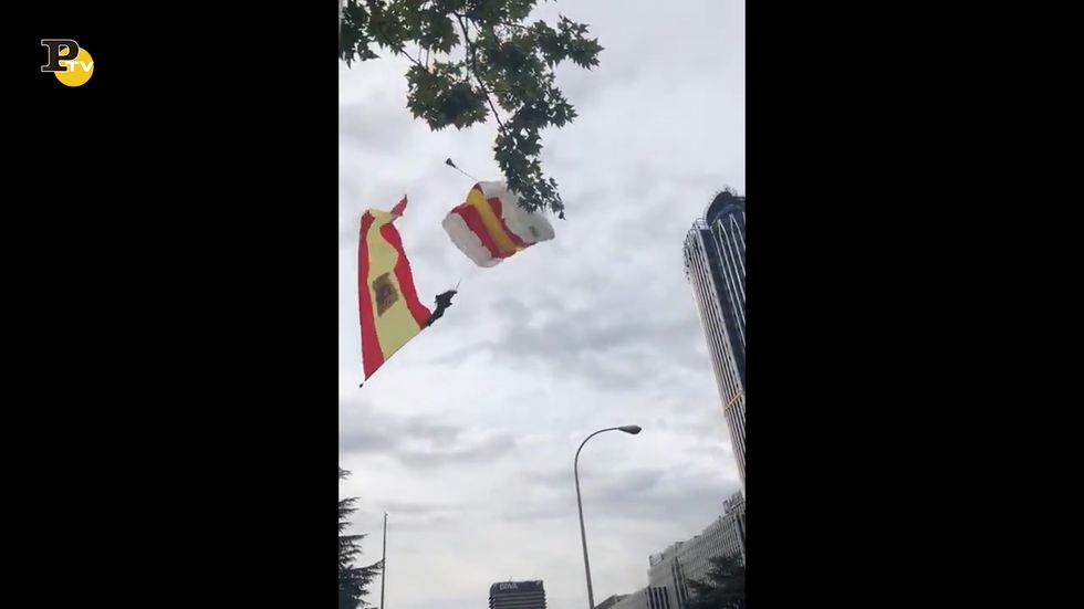 Spagna, paracadutista dell'esercito centra un lampione
